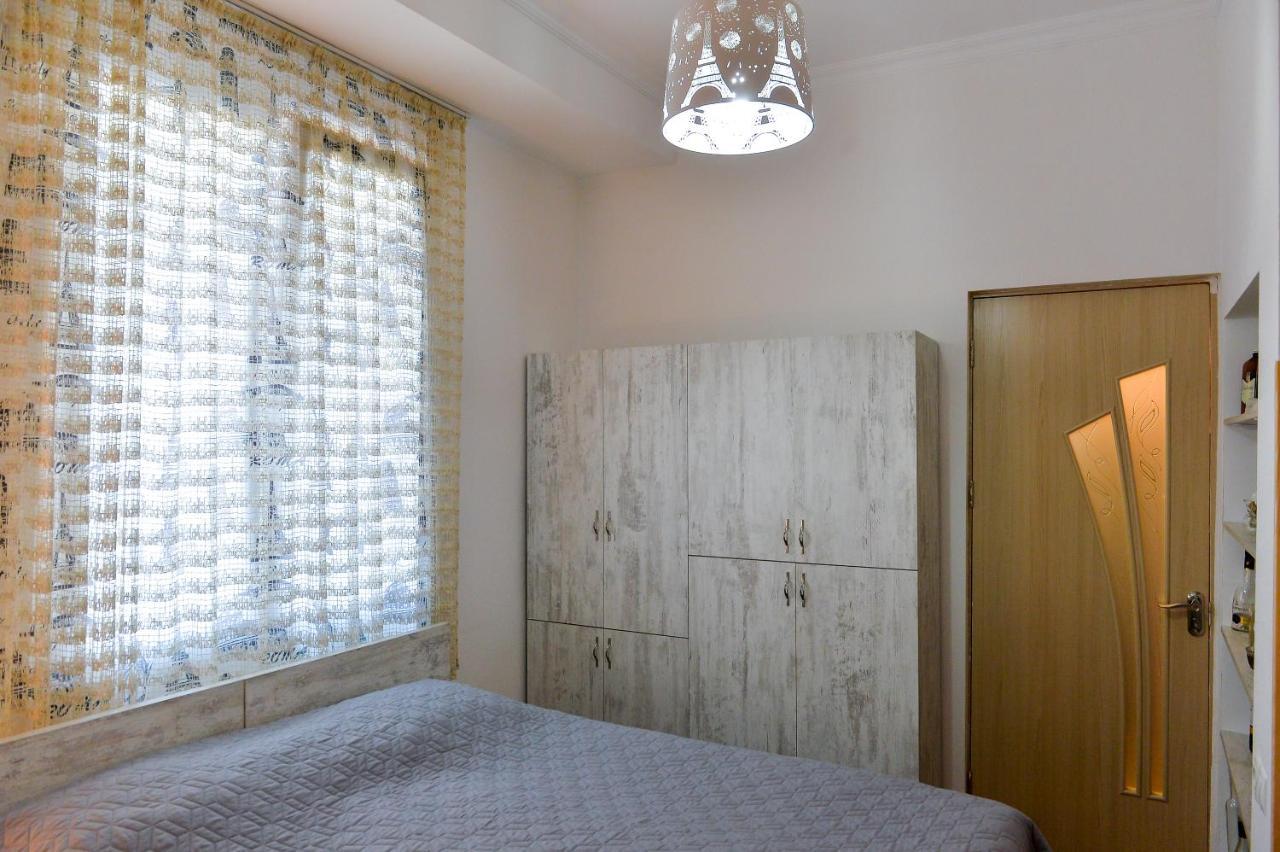 Apartment On Rustaveli Avenue Kutaissi Exterior foto